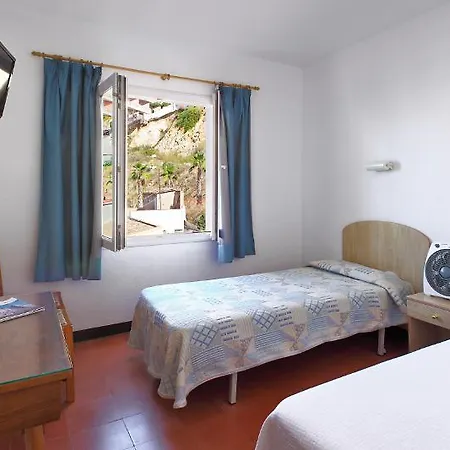 Caleta Hotel *